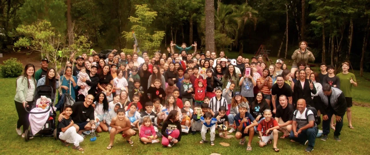 Famílias e alunos do Coelho Dojô reunidos em confraternização ao ar livre