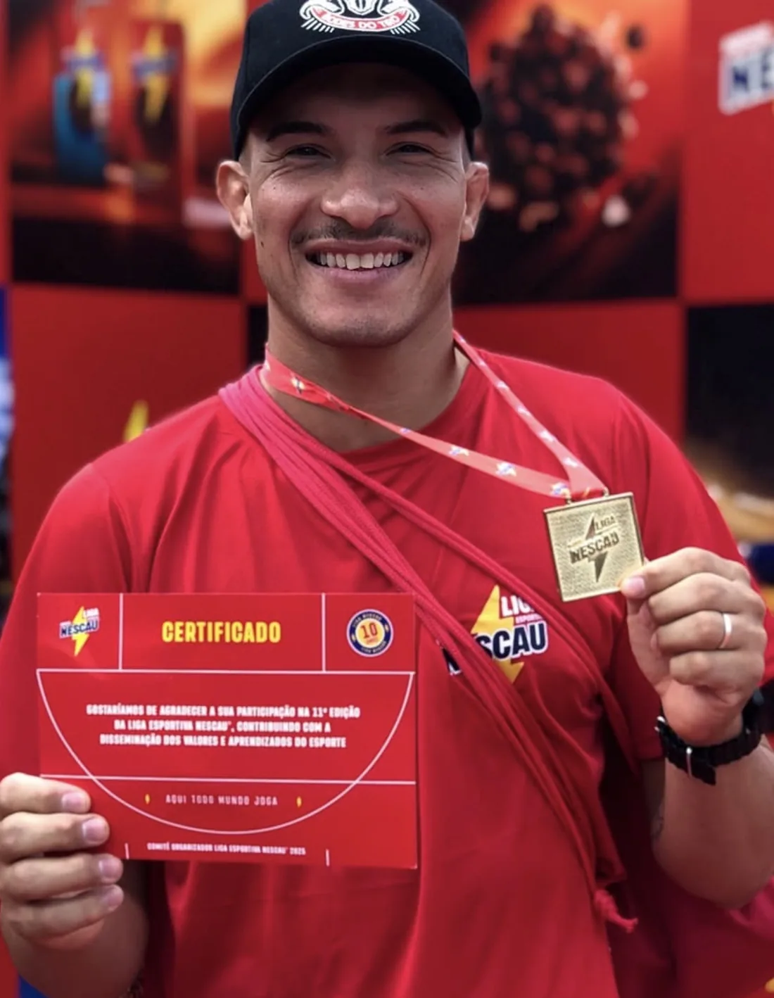 Sensei Guilherme Coelho com medalha e certificado da Liga Esportiva Nescau